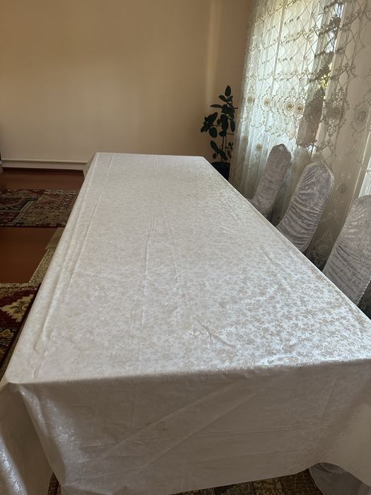 Обеденный стол для гостиной