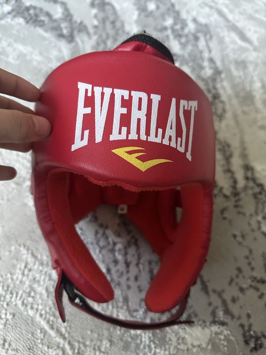 Продаю перчатки и шлем для бокса