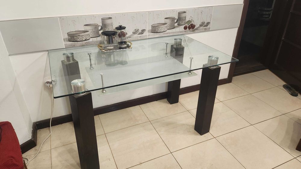 Vând 2 mese din sticla