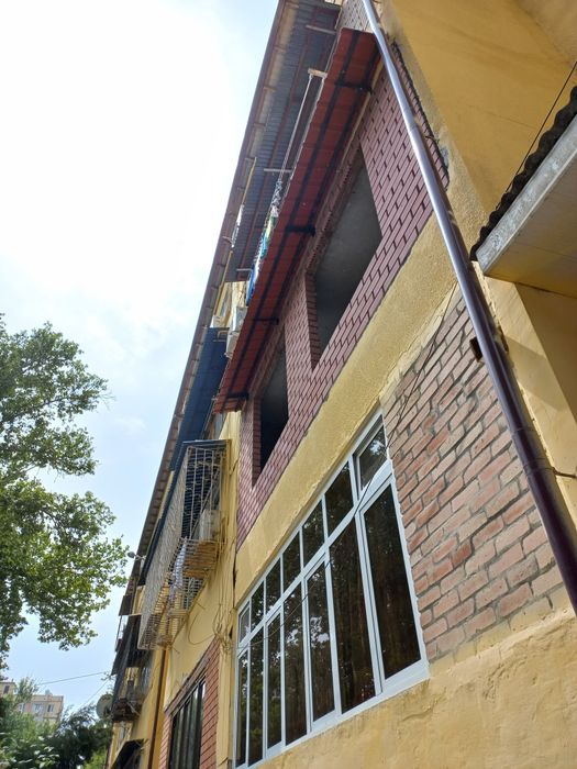 Установка Козырьки над окном и бельевые ролики.