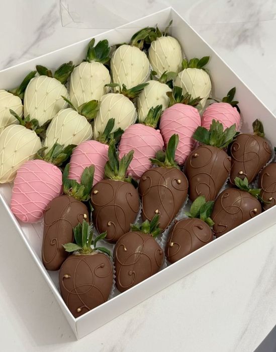 Клубника, банан, финики в шоколаде