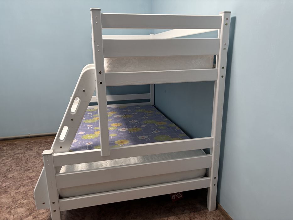 Продам двухъярусную кровать.