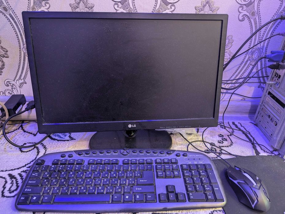 продаются компьютер и телевизоры