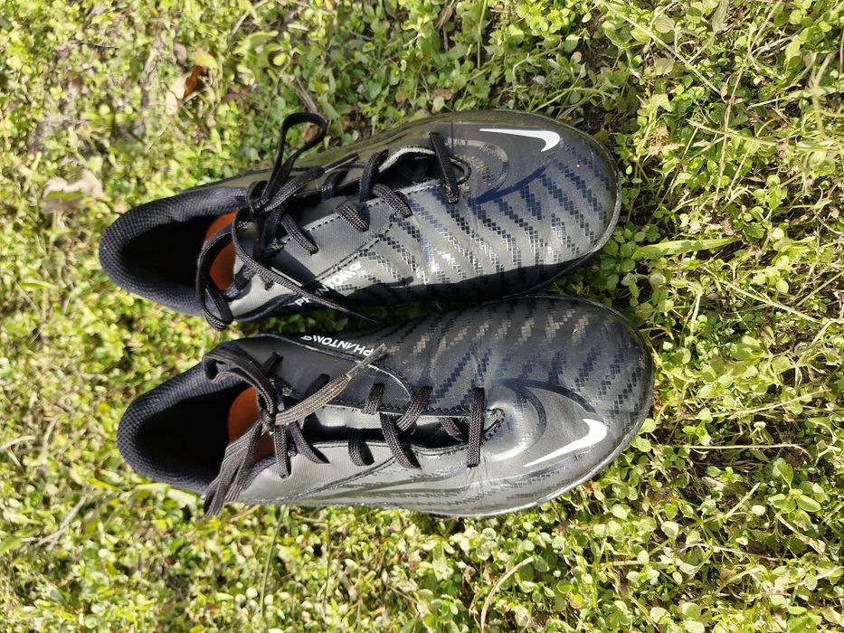 Ghete fotbal Nike Phantom GX

Marimea 36.5

Nu au fost