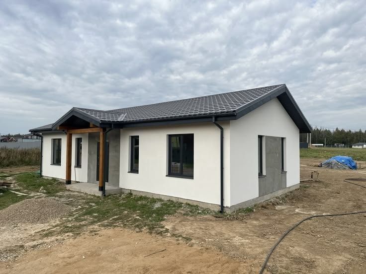 Vând casă pe structură metalică învelită cu panouri sandwich