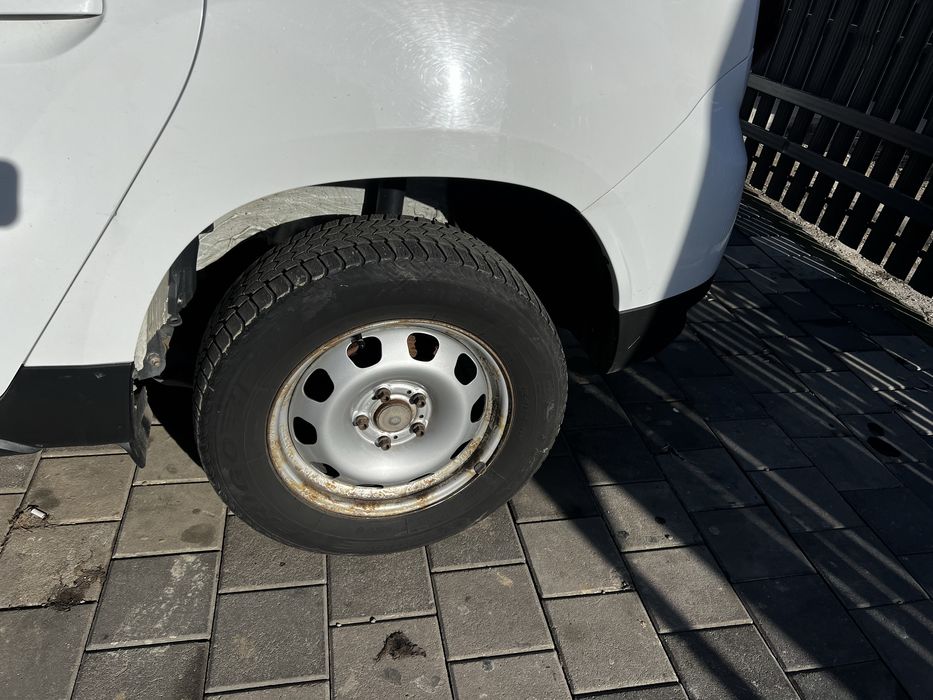 Jante Tabla cu anvelope iarna Duster