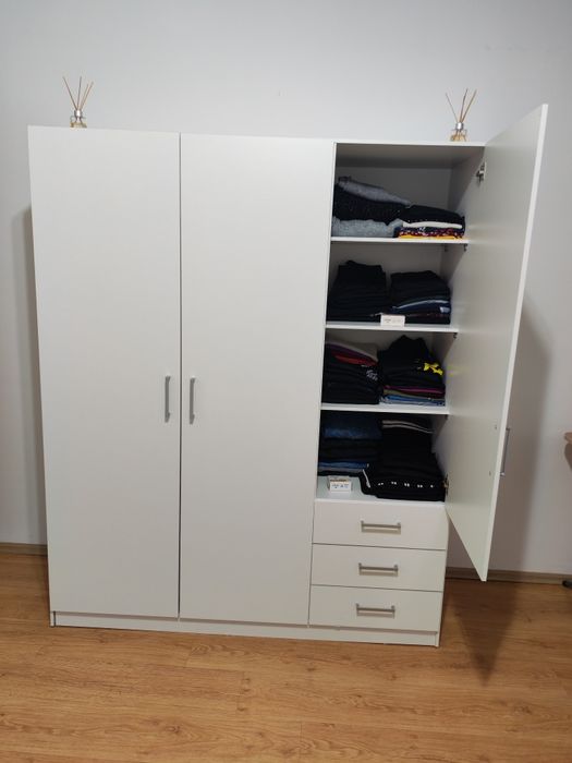 Dulap alb Jysk, 3 usi, 3 sertare, 4 rafturi. Dimeniuni 145x176 cm