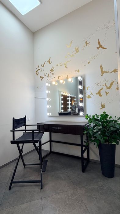 Столик и зеркало для визажиста