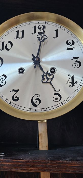 Различни стенни часовници