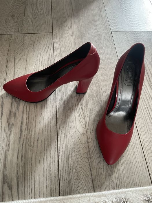 Tocuri rosii dama de firma