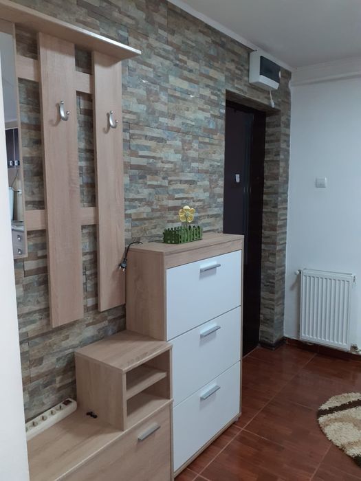 Închiriez Studio Sc Nr 5 la parter.