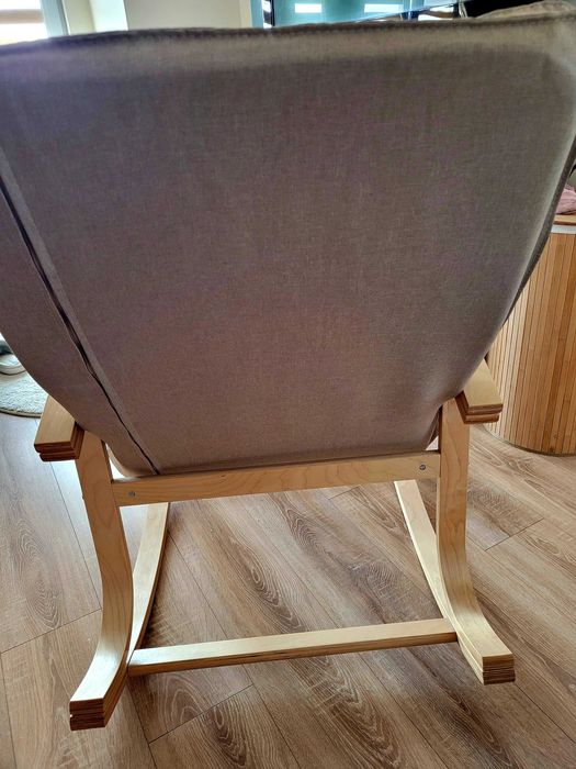 Люлещ стол в бежов цвят