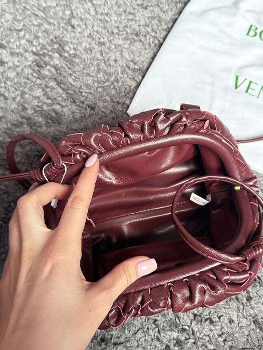 Клъч в цвят бордо по модел на Bottega Venetta