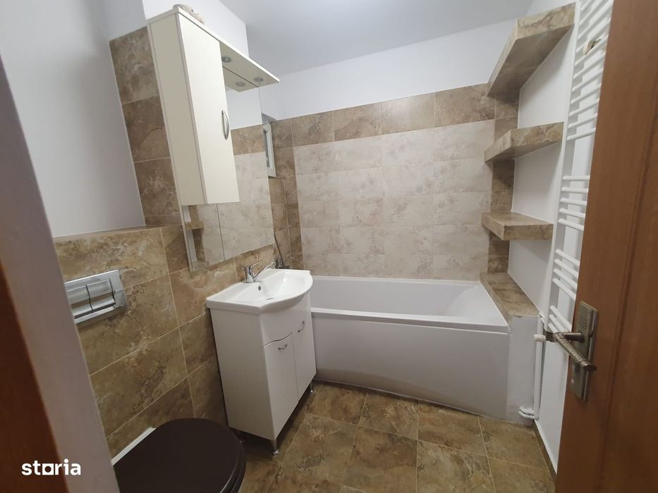 De închiriat apartament cu 3 camere – Zona Lipovei