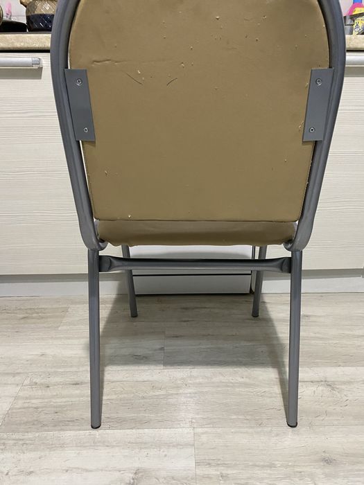 Прочный стул с металическим каркасом