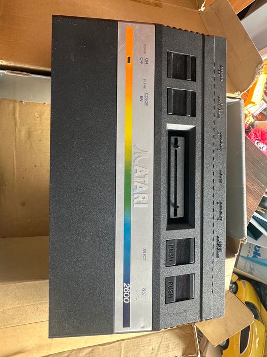 Конзола Atari 2600 с оригинална кутия.
