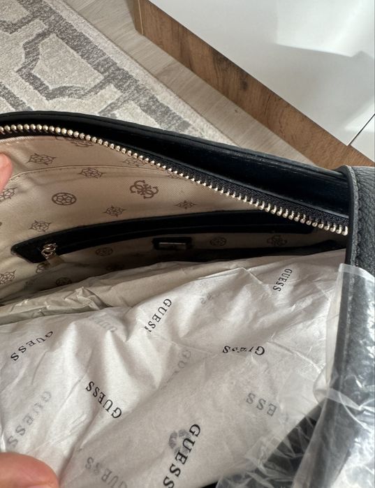 Брендовая сумка от Guess