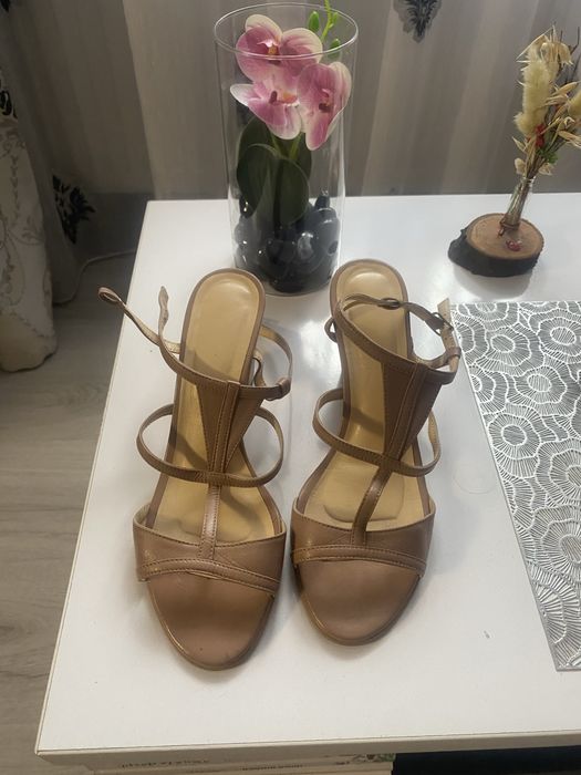 Sandale din piele,făcute in România,bej,mărime 40,purtate o singură dată ,preț achiziție 300 lei