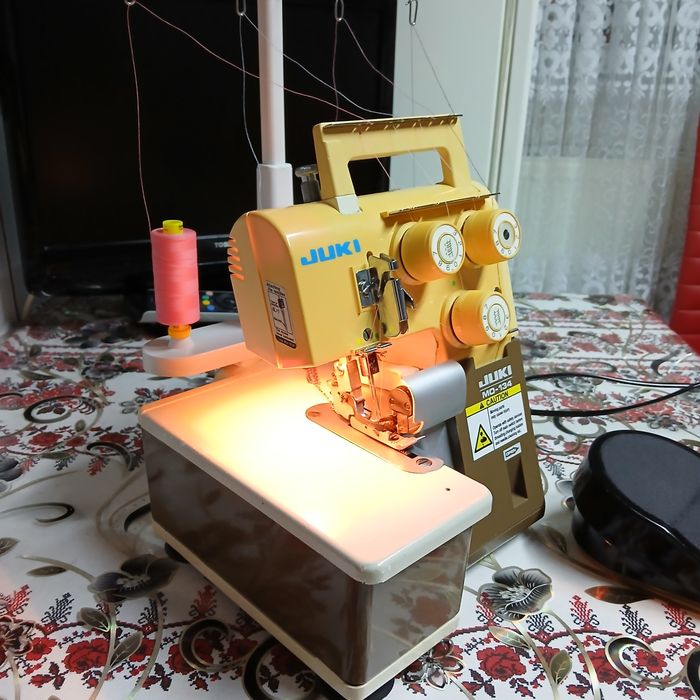 Masina de surfilat cu 2 ace 4 fire JUKI
