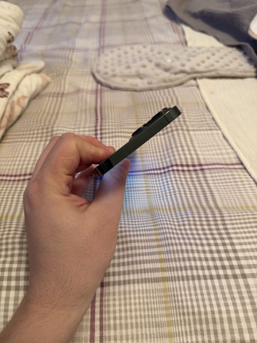 Продается iPhone 13 Pro Max 256GB в цвете Alpine Green.