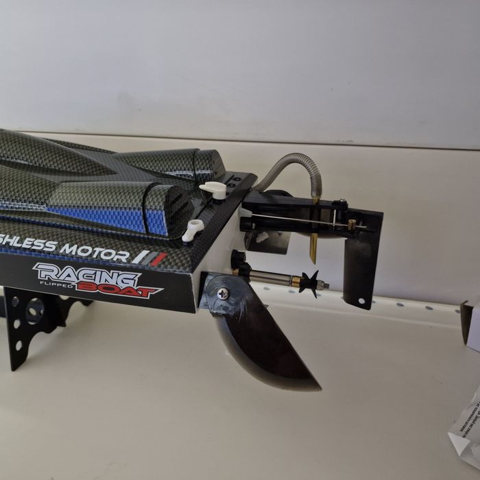 Радио управляемый катер