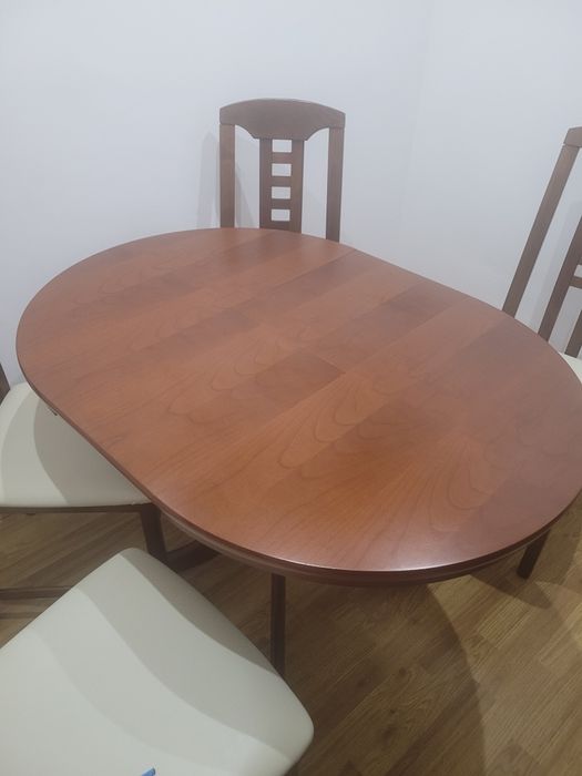 Masa rotunda si scaune