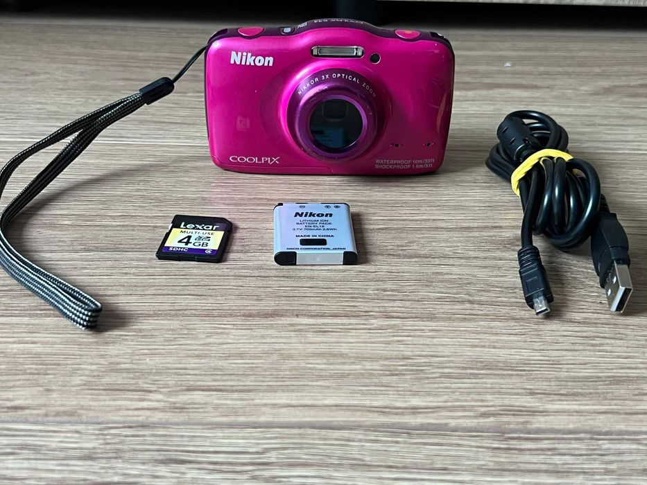 Aparat foto digital Nikon Coolpix S32 Roz Pink rezistent la apa si socuri culoare superba cu card,cablu incarcare si baterie originala, poze super
