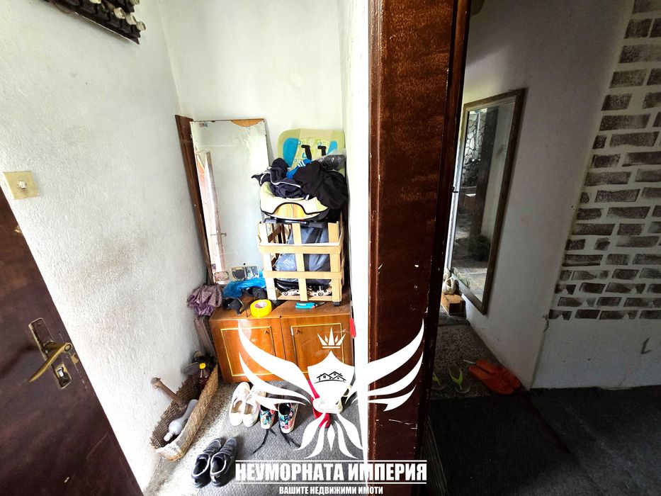 Продавам обзаведен тристаен с площ от 120 кв.м. с 1/2 двор в град Смолян квартал Каптажа