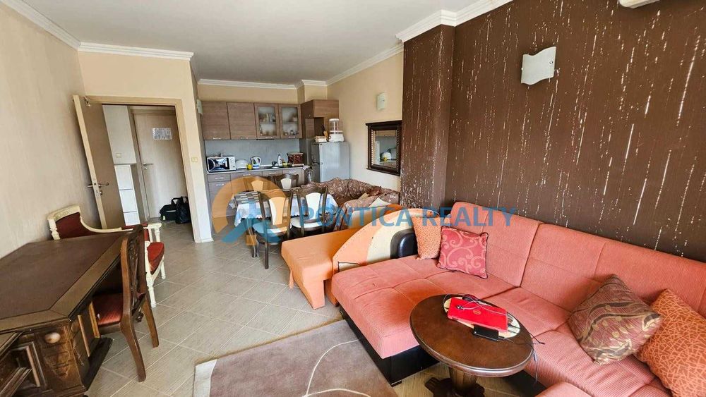 Предлагаме светъл и просторен двустаен апартамент в престижния комплекс Реджина Маре