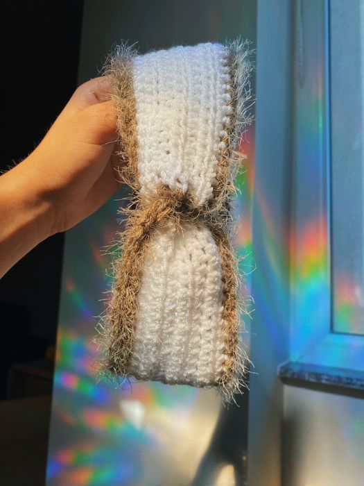 Bentita alba cu puf maro