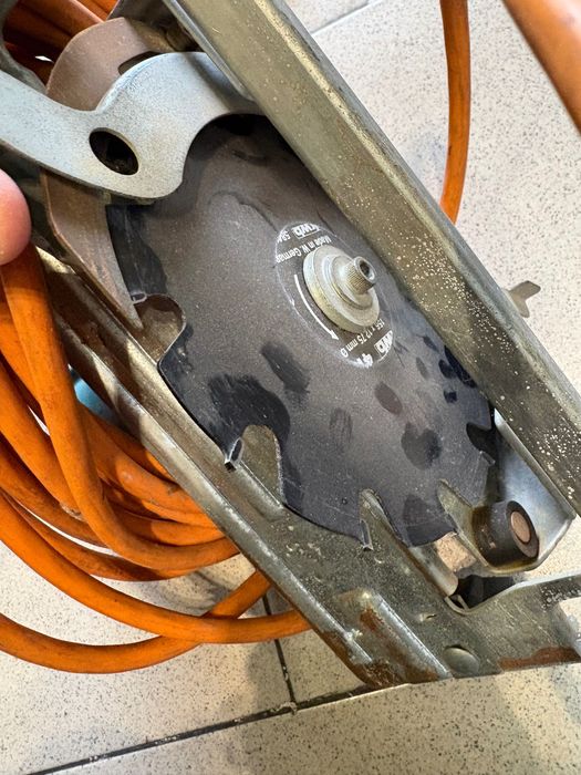 Ръчен циркуляр Black& Decker