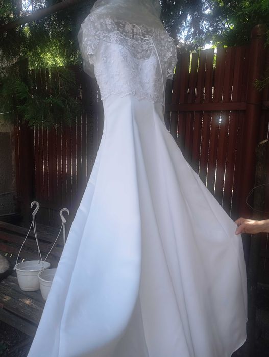 Vând rochie de mireasa făcută pe comanda din tafta și dantela , mărimea S , preț 2500 lei , tel 0744304555