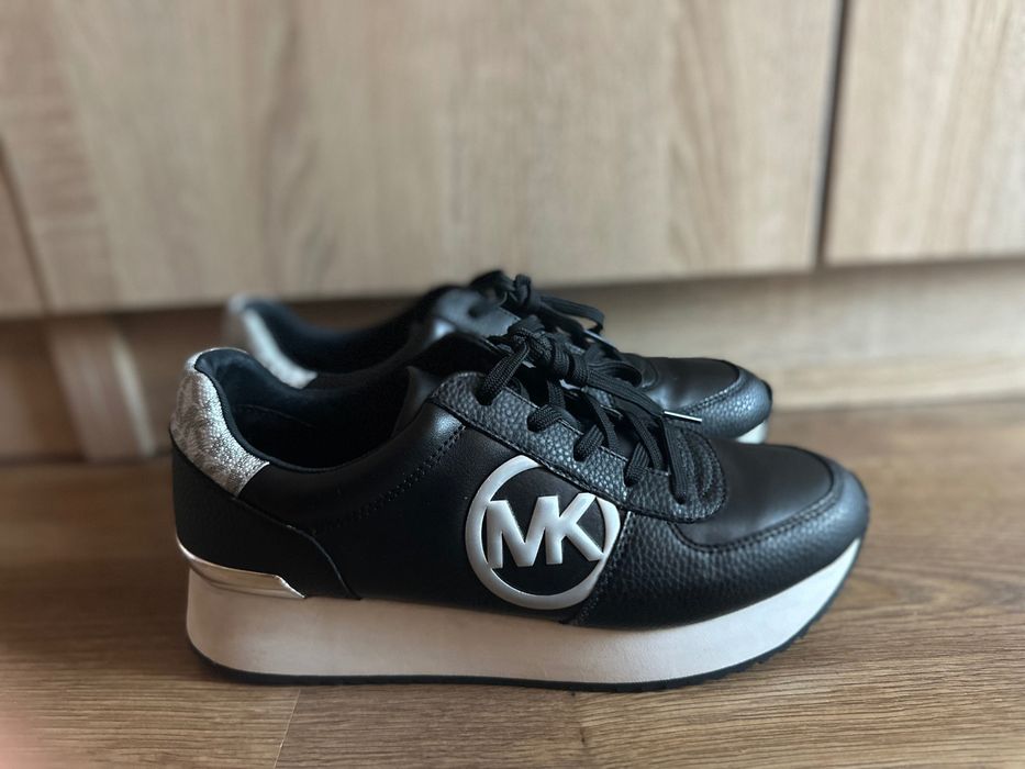 Sneakers / обувки