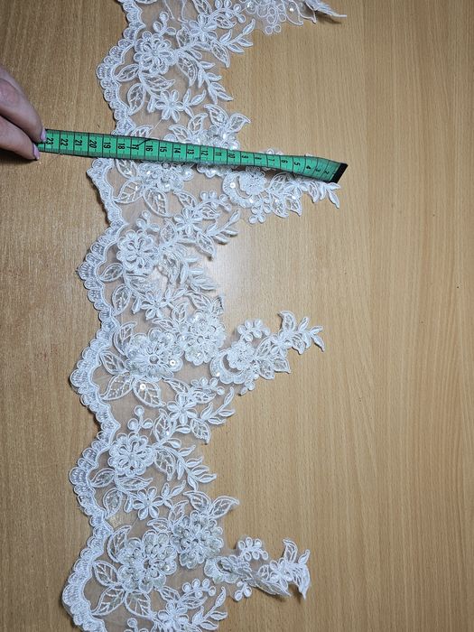 Dantelă mireasă accesorizată cu perle și paiete cusute manual