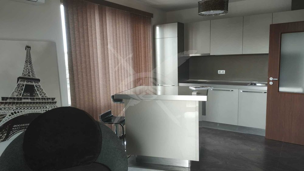 Дава се под наем Тристаен апартамент в Пловдив, Център - 105 кв.м за 797.64 € - Снимка #2