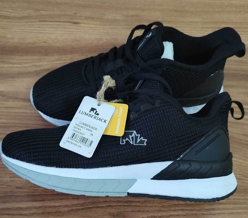 Новые кроссовки , 36 размер.