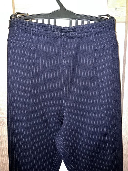 Тъмносин еластичен клин-панталон на тънки бели раета