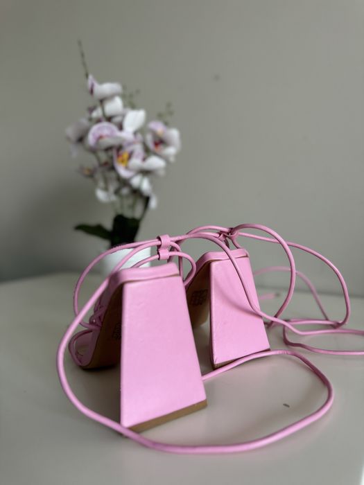 Розови елегантни обувки на ток