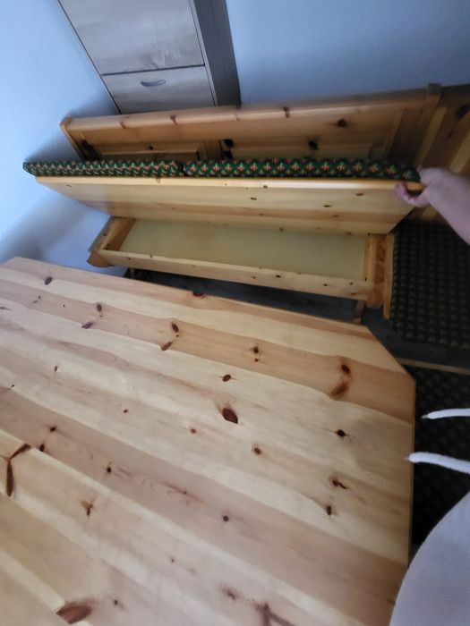 Set bucătărie colțar lemn masiv + masă + 2 scaune – impecabil