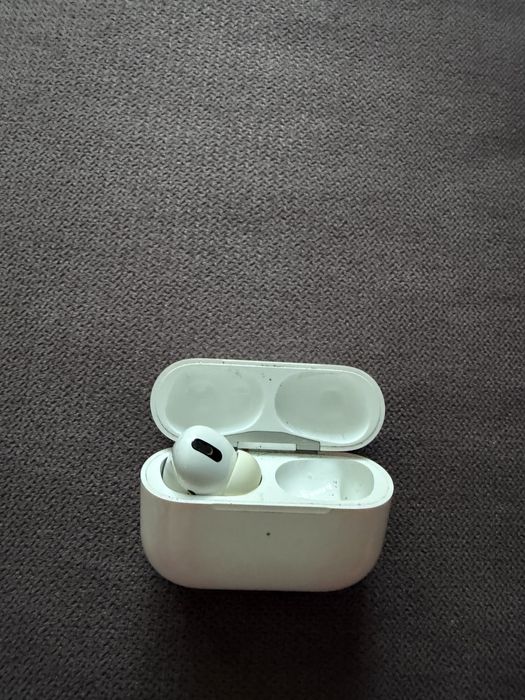 Оригинал, один наушник.