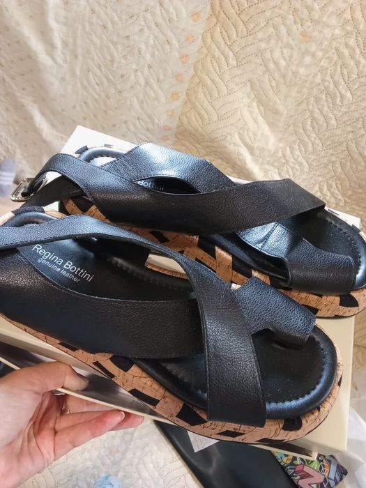 Сандали кожаные новые