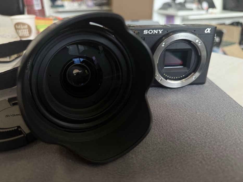 Безогледална камера Sony a6400 с обектив на sigma