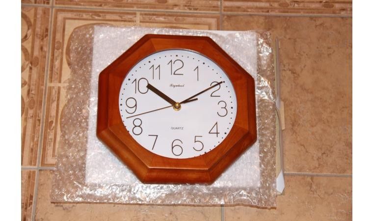 Часы настенные в деревянной рамке