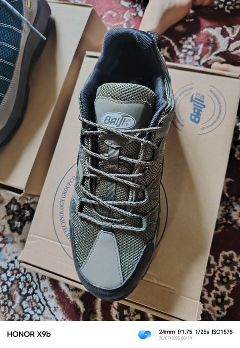 Махсус пойабзал сотилади