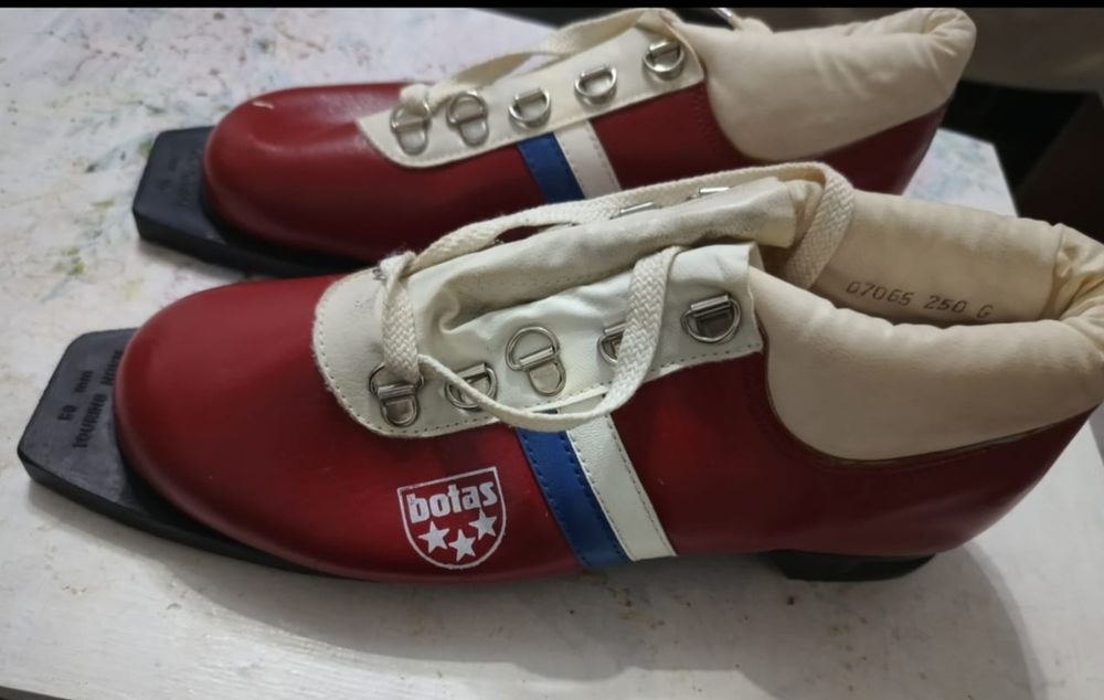 Ботинки лыжные  .