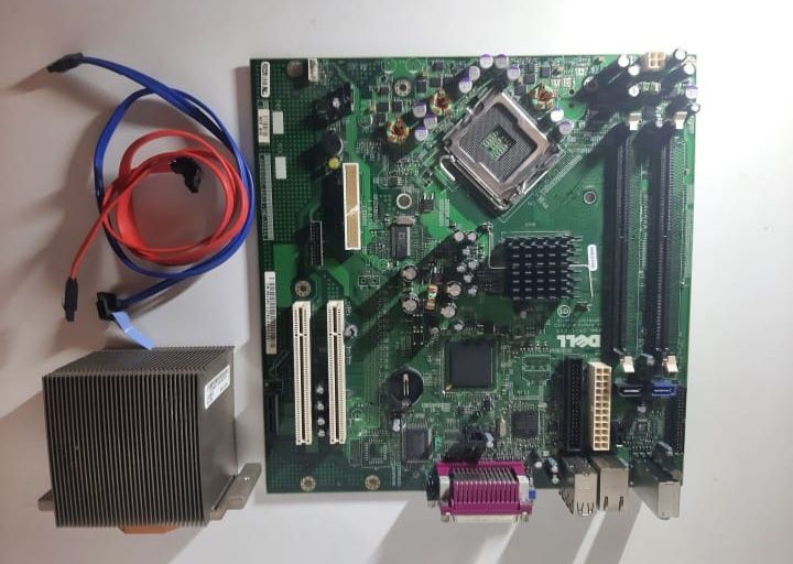 Placă de bază DELL+2×cabluri sata+cooler processor