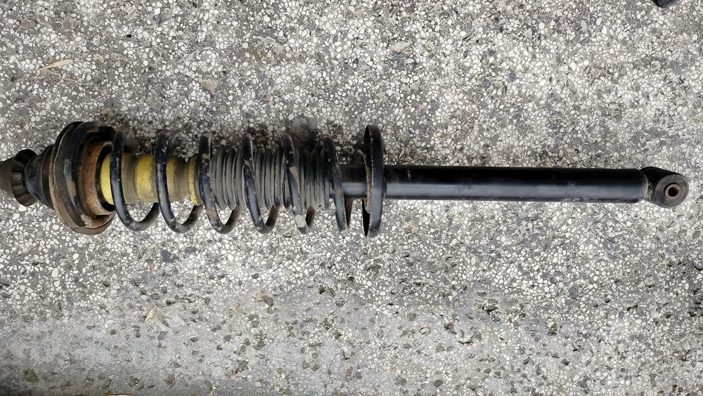 Продавам заден амортисьор за ГОЛФ 3