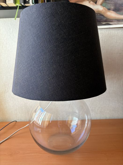 Стилна настолна лампа със стъклена основа