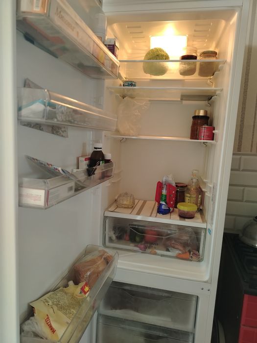 Продам холодильник Indesit.