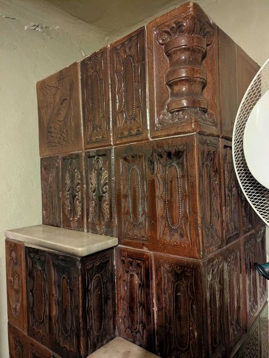 Sobă de teracotă veche, maro închis–completă și solidă. Sau set 4 sobe